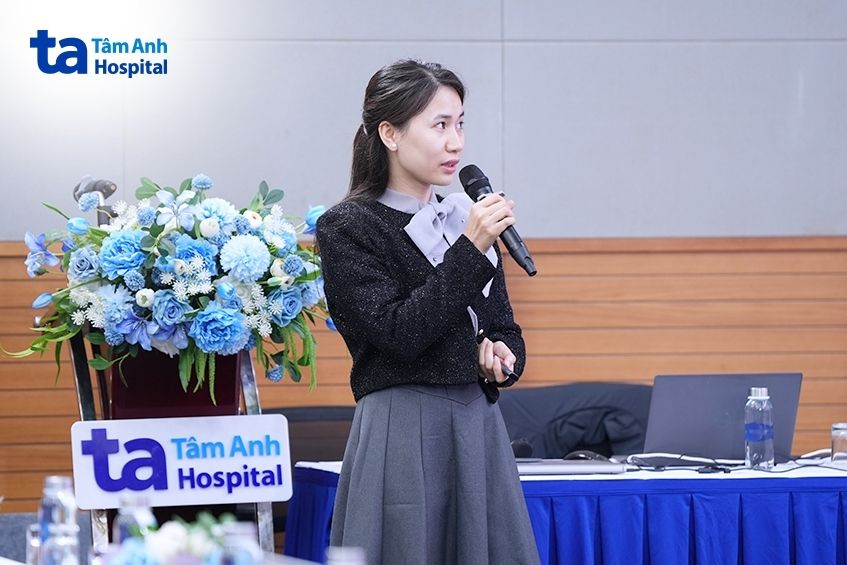 bác sĩ nữ phát biểu trong hội nghị