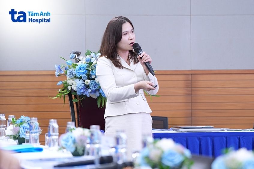 bác sĩ nữ phát biểu