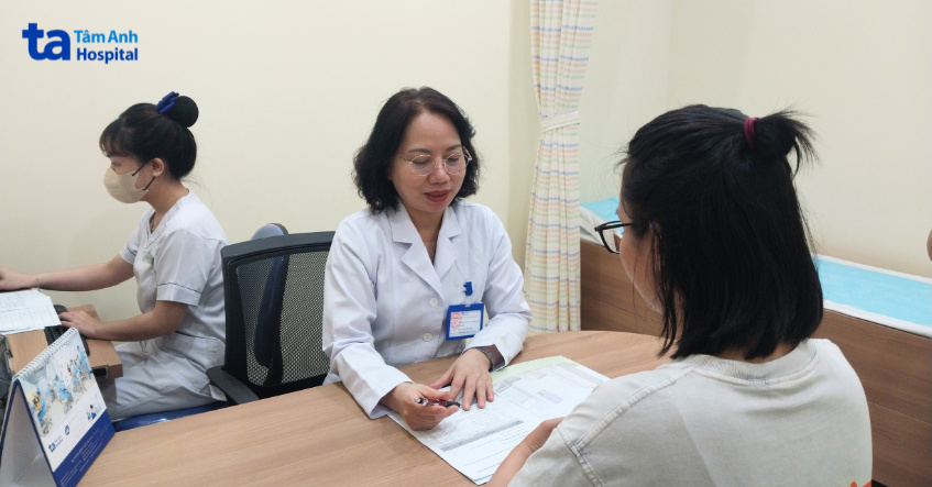 bác sĩ oanh thăm khám cho người bệnh