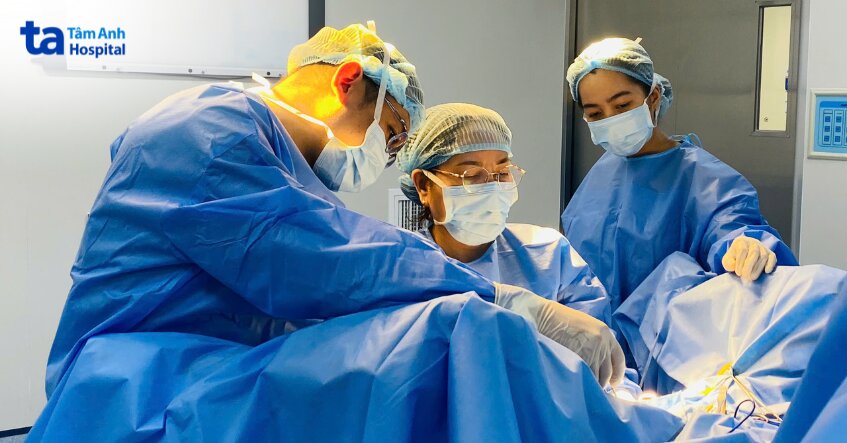 bác sĩ oanh thực hiện phẫu thuật tot