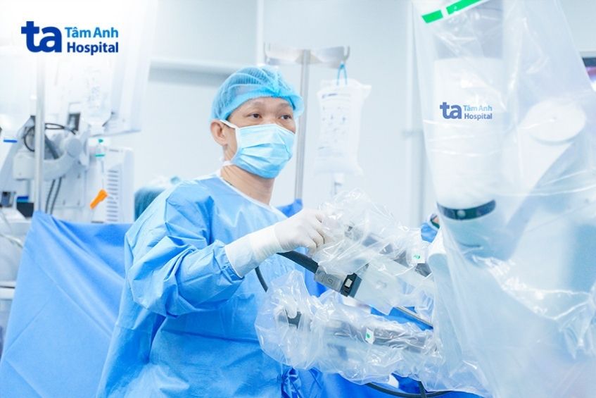 bác sĩ phẫu thuật cắt u