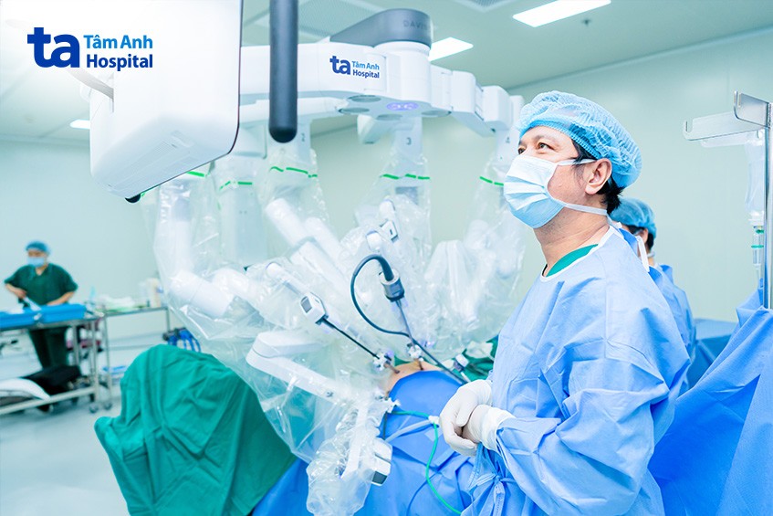 bác sĩ phẫu thuật cắt u tuyến thượng thận