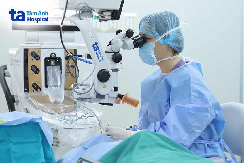 bác sĩ phẫu thuật đục thủy tinh thể mắt trái cho anh Hải bằng phương pháp phaco