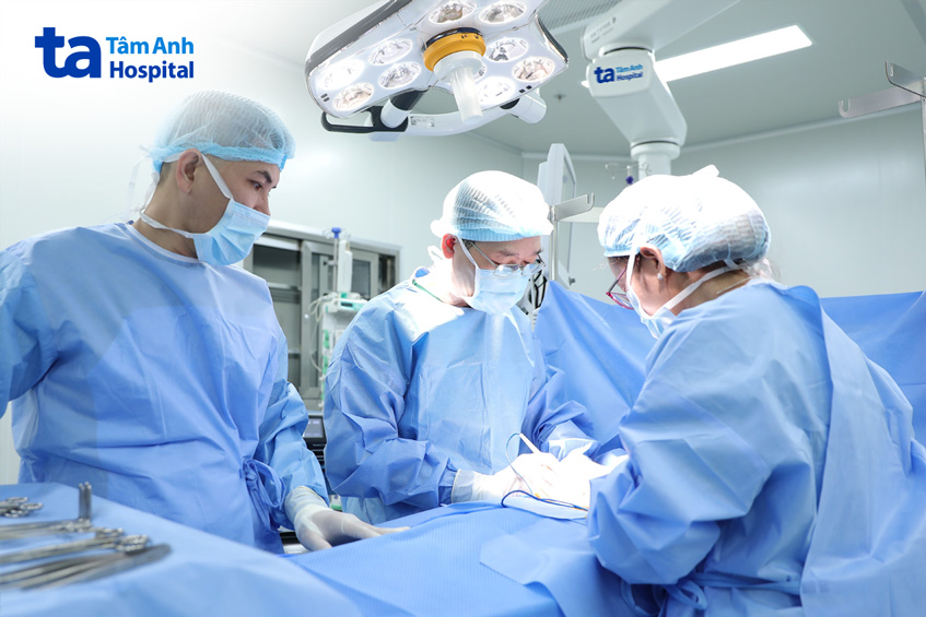 Bác sĩ phẫu thuật lấy bướu giáp cho bệnh nhân