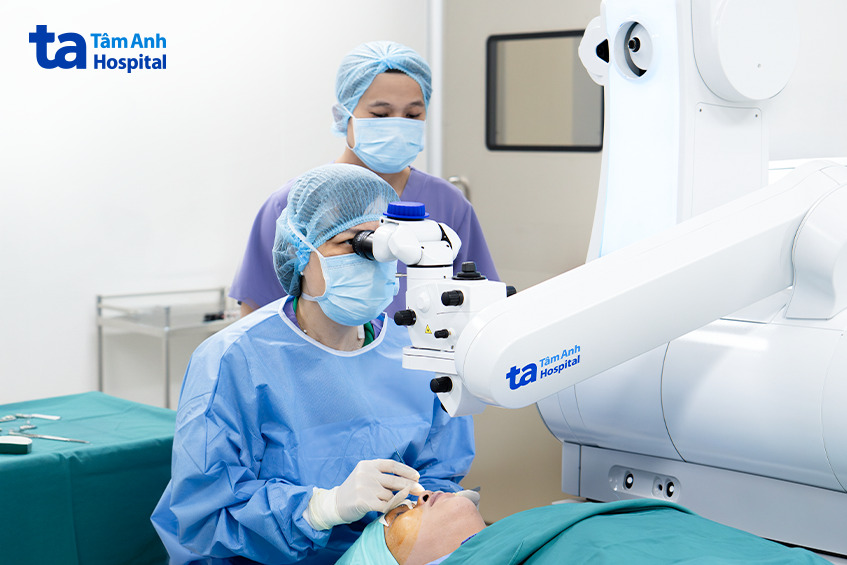 bác sĩ phẫu thuật SMILE Pro xóa cận
