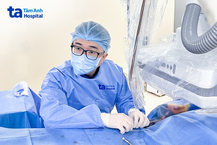 Bác sĩ Phú thực hiện ca can thiệp nút mạch dị dạng mạch máu tử cung