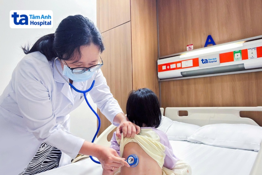 bác sĩ phương khám cho bé hồng