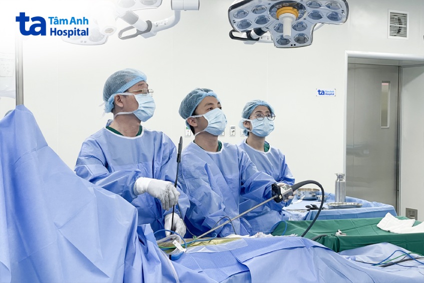 Bác sĩ Quyền (ngoài cùng bên trái) cùng êkíp tiến hành phẫu thuật cho Anh Đông