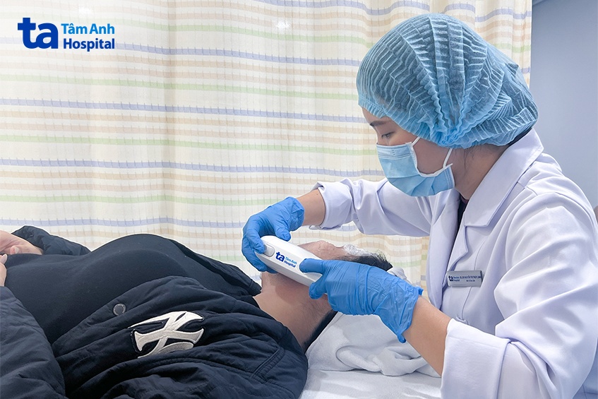 bác sĩ sử dụng công nghệ hifu giúp chị thảo giảm mỡ nọng cằm, thon gọn hai bên má