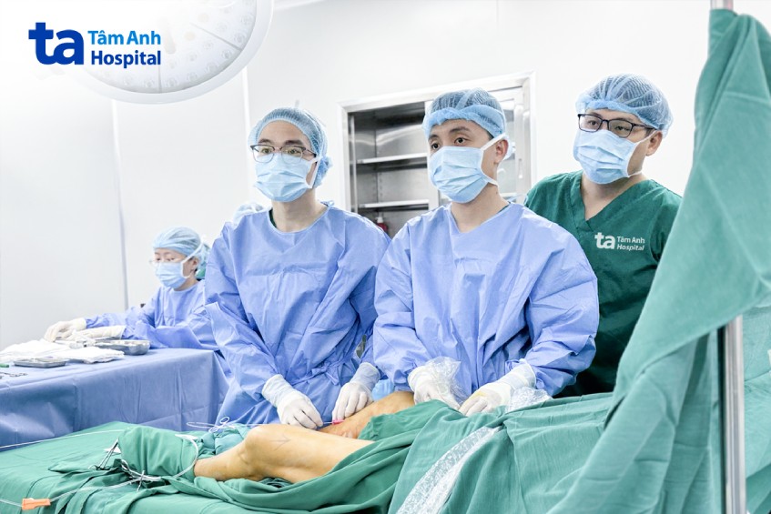 Bác sĩ sử dụng phương pháp laser nội tĩnh mạch điều trị suy giãn tĩnh mạch cho một người bệnh tại Bệnh viện Đa khoa Tâm Anh
