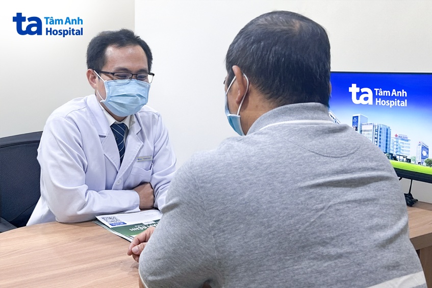 bác sĩ tân tư vấn phương pháp điều trị cho anh phát