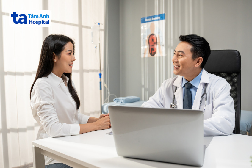 bác sĩ thăm hỏi tình trạng sức khỏe người bệnh