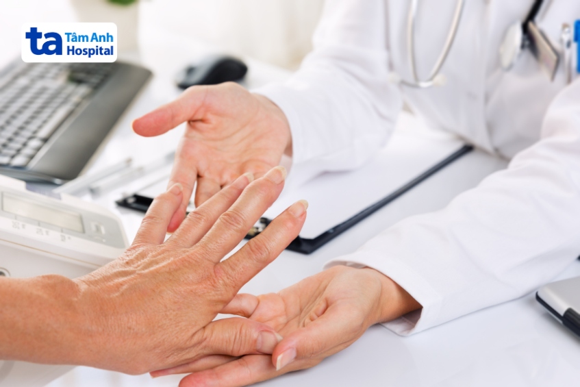 Bác sĩ thăm khám viêm khớp