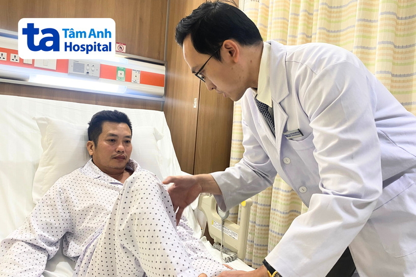 bác sĩ Thành kiểm tra tình trạng hồi phục chức năng khớp háng của ông Hưng vào ngày đầu tiên sau phẫu thuật