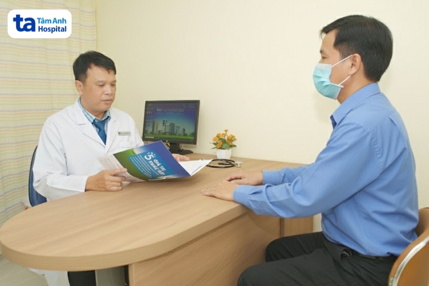 bác sĩ thế hiển đang tư vấn cho khách hàng tại khoa xạ trị