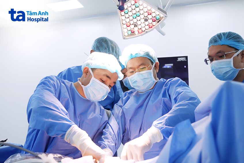 bác sĩ thực hiện ghép thận