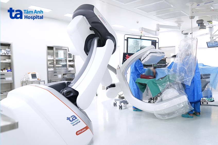 Bác sĩ thực hiện nghiệm pháp Ergonovine để xác định tình trạng co thắt mạch vành của người bệnh