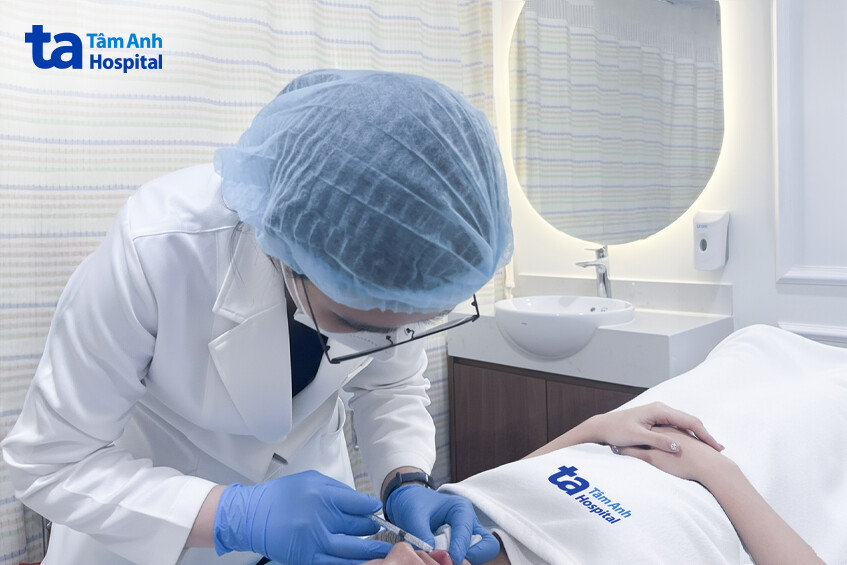 bác sĩ tiêm thuốc điều trị cho người bệnh