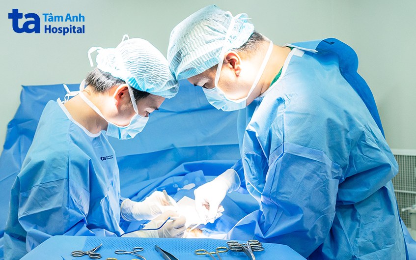 bác sĩ trúc thực hiện phẫu thuật