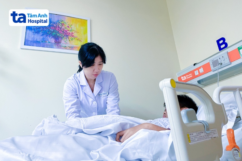 bác sĩ tú khám cho bé hưng sau phẫu thuật