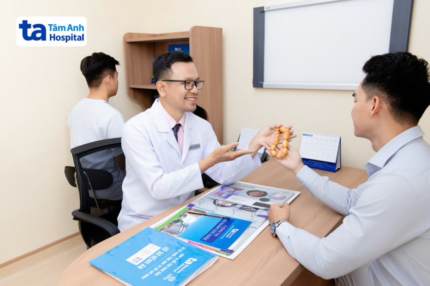 bác sĩ tư vấn các bệnh lý về tinh hoàn cho bệnh nhân