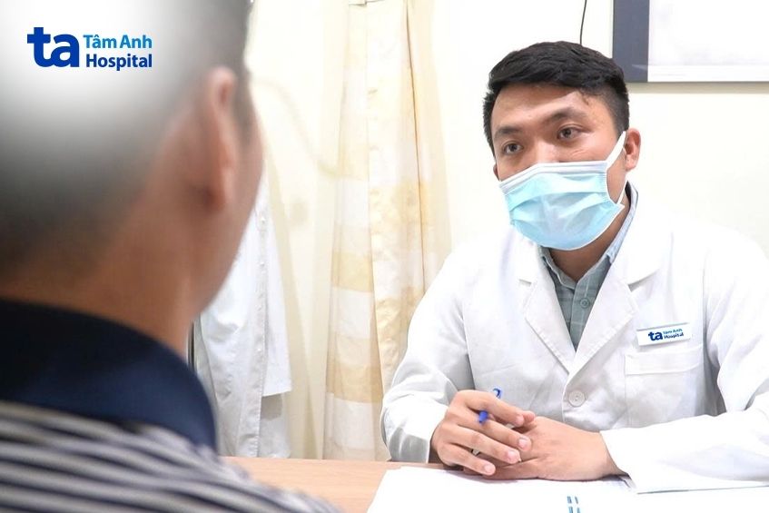 bác sĩ tư vấn cho bệnh nhân tâm thần