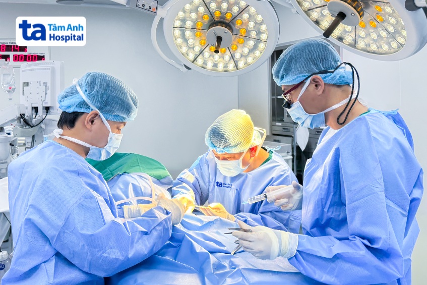 bác sĩ tuấn (ở giữa) phẫu thuật điều trị vết thương gót chân trái cho bé toàn