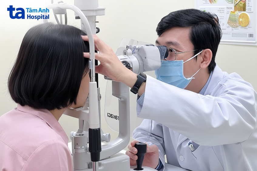 Bác sĩ Tùng khám mắt cho chị Thùy