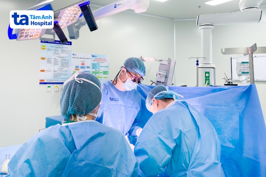 bác sĩ vũ (giữa) phẫu thuật cho một bệnh nhi bị chấn thương do tai nạn té ngã