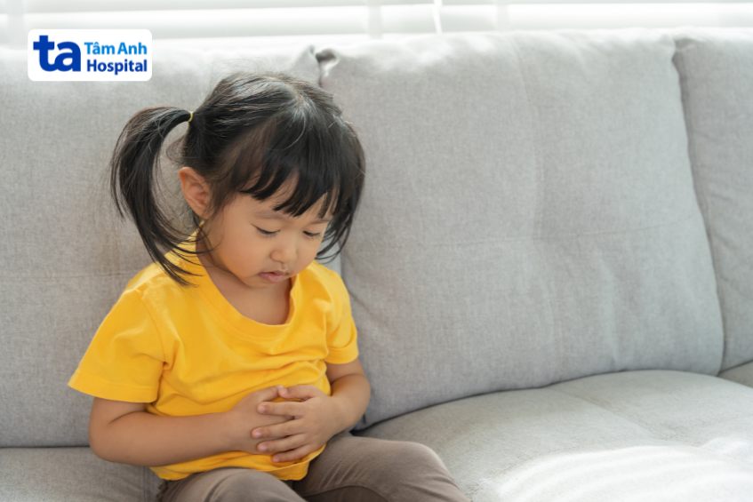 bé bị đau bụng