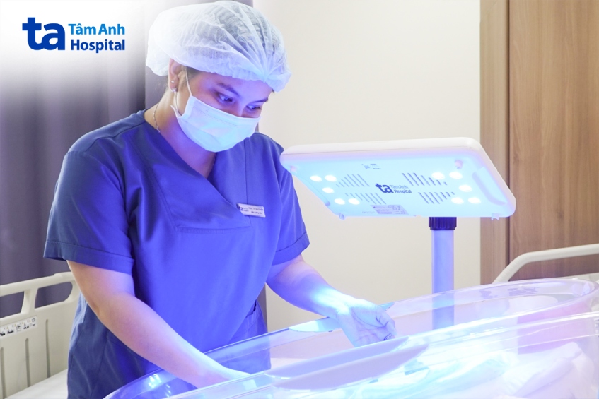 bé được chiếu đèn điều trị vàng da tại trung tâm sơ sinh, bệnh viện đa khoa tâm anh tp.hcm