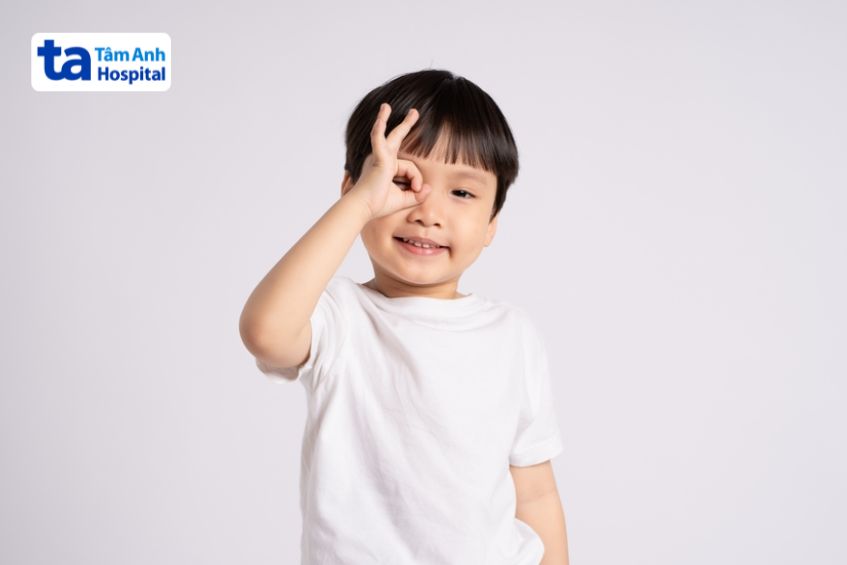 bé trai cười rạng rỡ