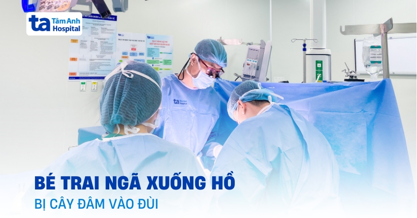 Bé trai ngã xuống hồ bị cây gỗ đâm vào đùi
