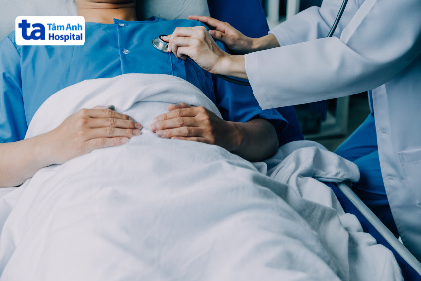 bệnh nhân được thăm khám sau phẫu thuật