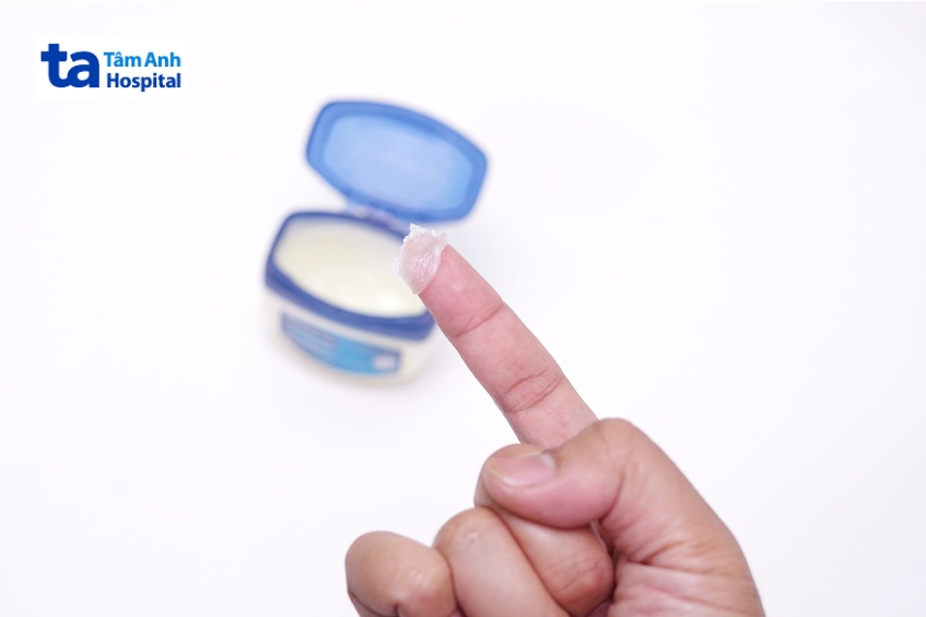 bôi vaseline vừa đủ lên quanh vùng nhũ hoa