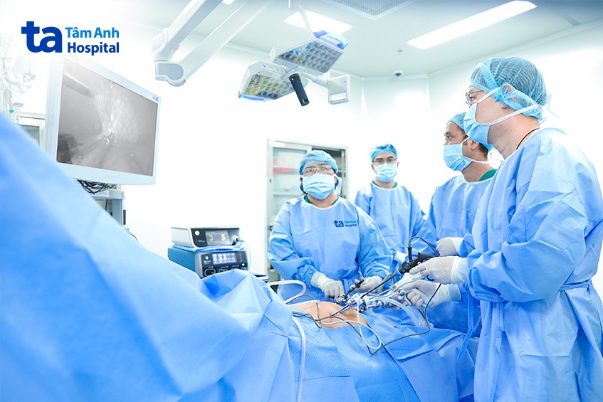 BS Bích phẫu thuật cho ông Quang