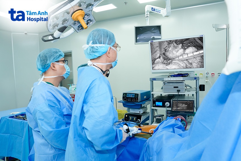 Bác sĩ Dũng (bên phải) đã có nhiều năm kinh nghiệm trong việc phẫu thuật cắt u trung thất cho người bệnh