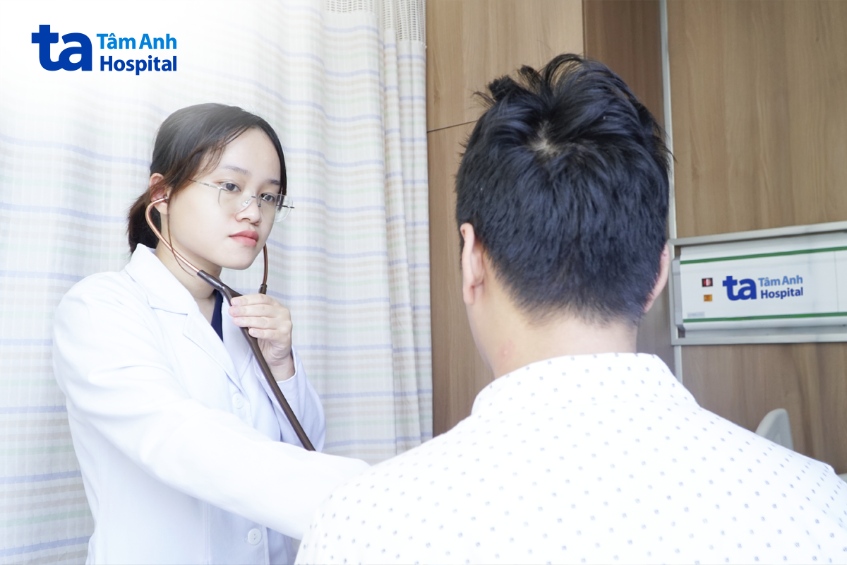 BS.CKI Dương Tỏa Ngọc Trâm khám cho anh Khánh trước khi xuất viện