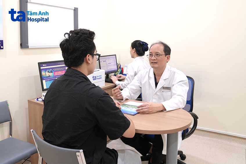 BS Khánh tư vấn cho bệnh nhân