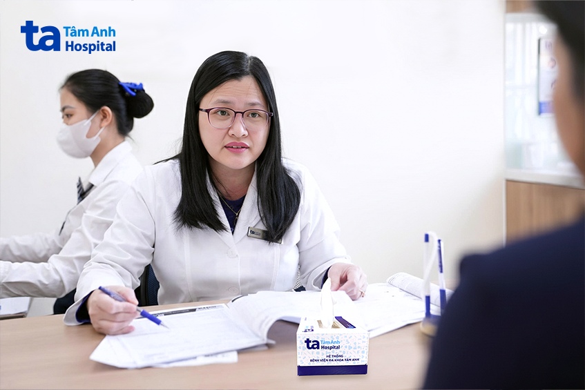 BS Lữ tư vấn cho bệnh nhân