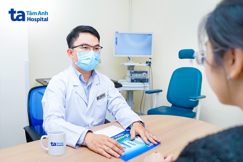 BS Nguyên tư vấn cho người bệnh