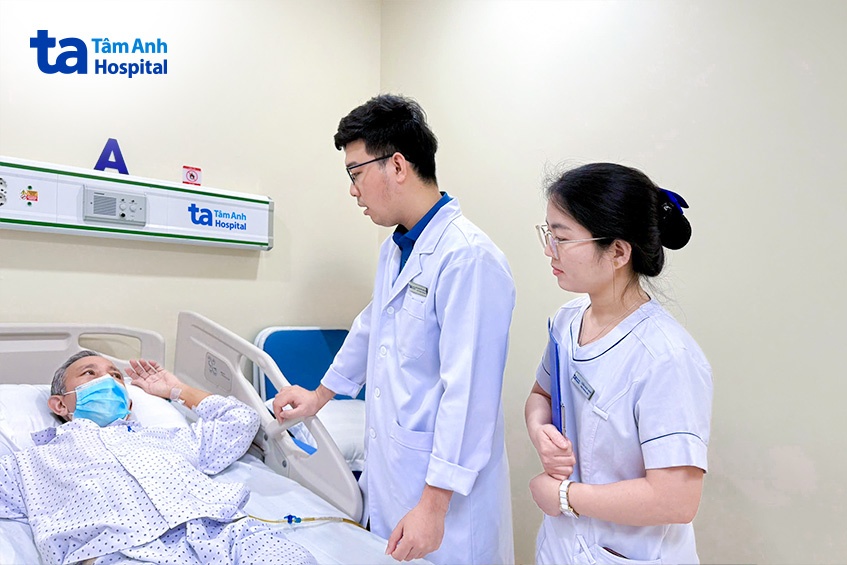 BS thăm ông Quang sau phẫu thuật