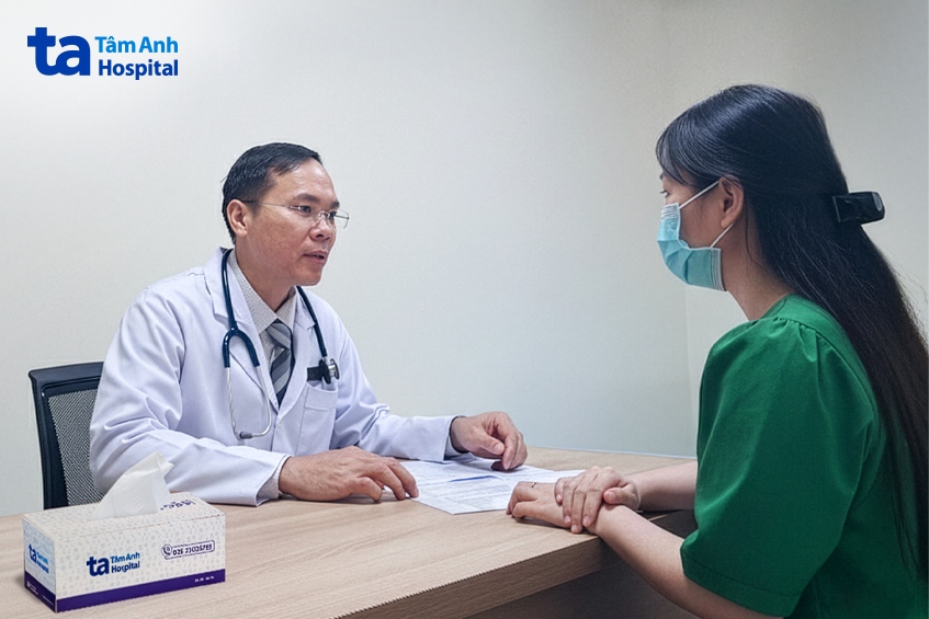 bs.cki võ trần nguyên duy khám cho chị bình sau khi điều trị ổn định đường huyết