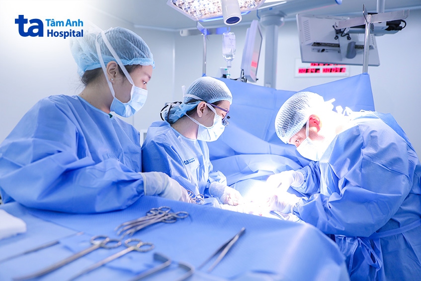 bs.ckii nguyễn đức tuấn cùng êkip phẫu thuật cho bé huy