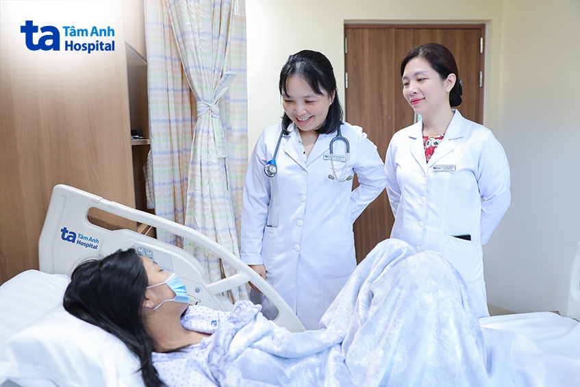 bs.ckii nguyễn lê ngọc (trái) và ths.bs lâm thiên kim thăm khám cho bé ân sau thủ thuật