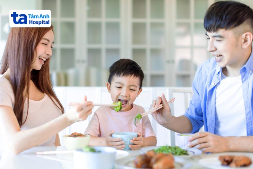 cả nhà cùng ăn cơm