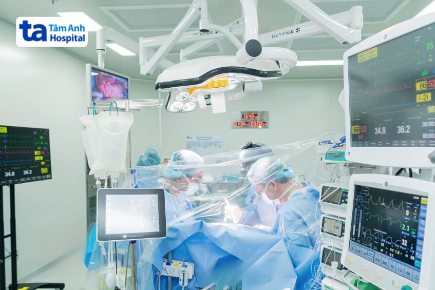 Các bác sĩ đang thực hiện phẫu thuật bắc cầu động mạch vành cho bệnh nhân