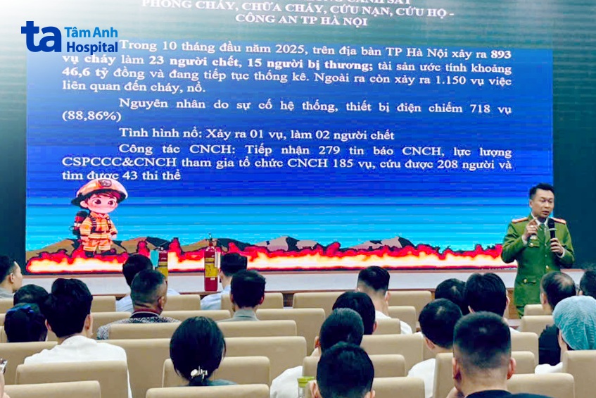 cán bộ thuộc đội công an pccc phường bồ đề hướng dẫn các nội dung lý thuyết