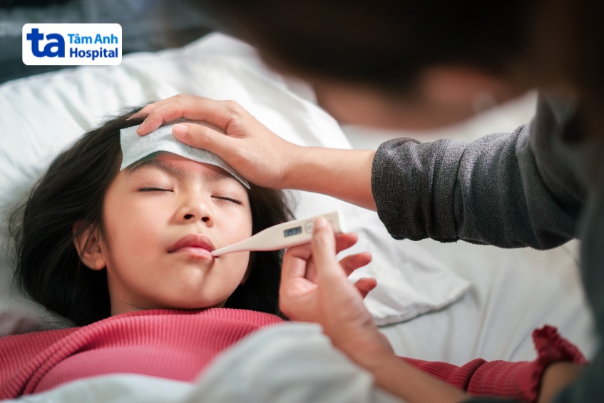 chăm sóc trẻ bị sốt tại nhà, bố mẹ hạ sốt cho trẻ đúng cách