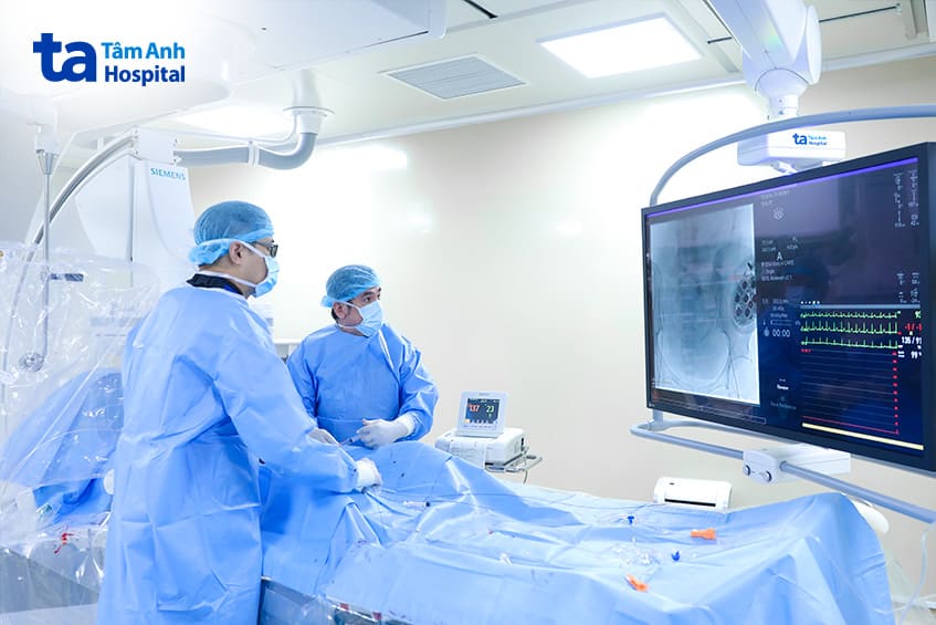 chị tình được bác sĩ gừng và ê kíp can thiệp đặt bóng chèn động mạch chậu trước mổ lấy thai